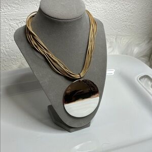 Elegant Gold and White Pendant Necklace